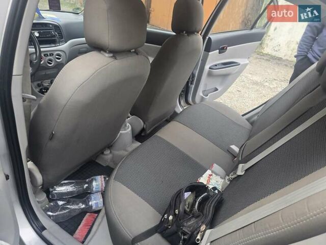 Сірий Хендай Акцент, об'ємом двигуна 1.4 л та пробігом 206 тис. км за 4000 $, фото 3 на Automoto.ua