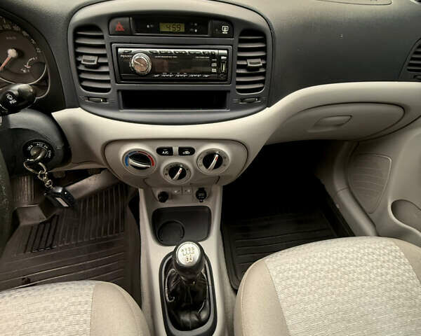 Серый Хендай Акцент, объемом двигателя 1.4 л и пробегом 182 тыс. км за 4300 $, фото 28 на Automoto.ua