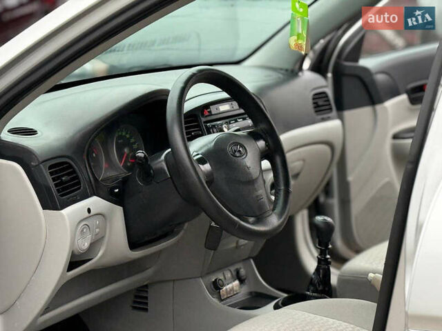 Серый Хендай Акцент, объемом двигателя 1.4 л и пробегом 149 тыс. км за 3650 $, фото 8 на Automoto.ua