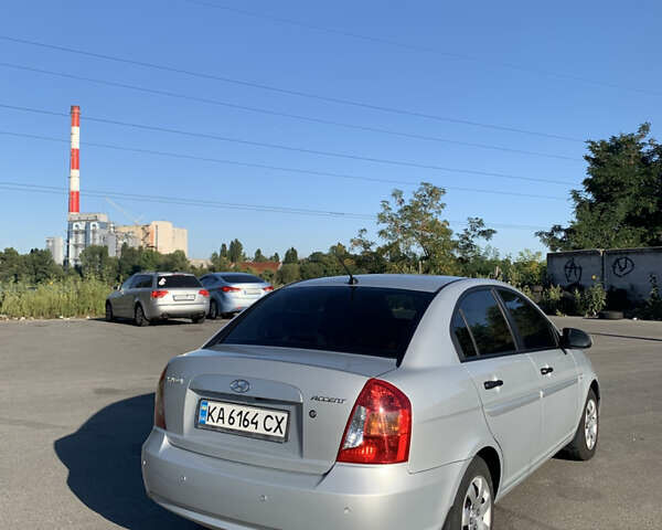 Серый Хендай Акцент, объемом двигателя 1.4 л и пробегом 157 тыс. км за 5600 $, фото 2 на Automoto.ua