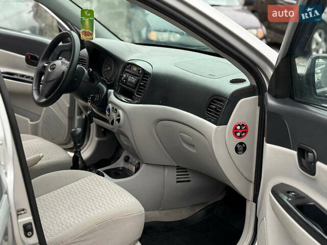 Серый Хендай Акцент, объемом двигателя 1.4 л и пробегом 149 тыс. км за 3650 $, фото 7 на Automoto.ua