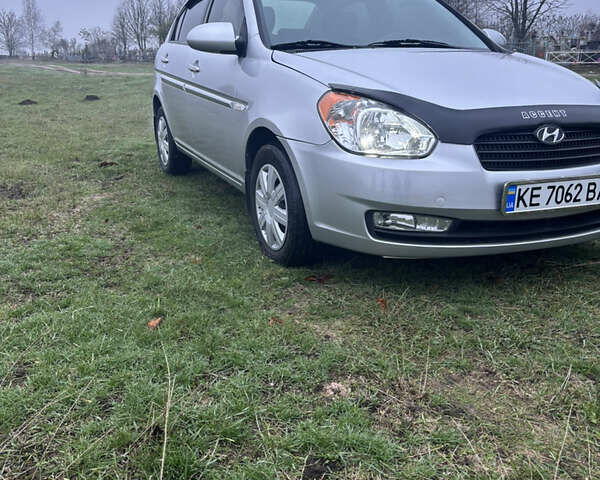 Серый Хендай Акцент, объемом двигателя 1.6 л и пробегом 251 тыс. км за 4799 $, фото 4 на Automoto.ua