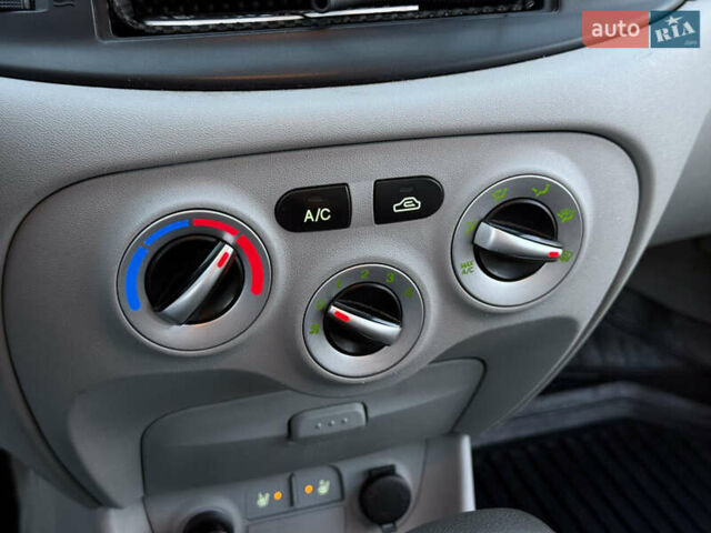 Сірий Хендай Акцент, об'ємом двигуна 1.4 л та пробігом 138 тис. км за 5600 $, фото 60 на Automoto.ua