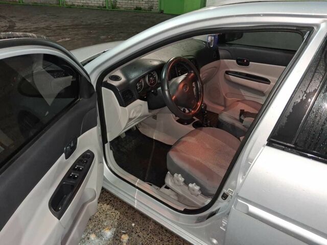 Серый Хендай Акцент, объемом двигателя 1.4 л и пробегом 160 тыс. км за 4700 $, фото 7 на Automoto.ua