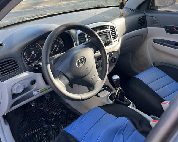 Серый Хендай Акцент, объемом двигателя 1.6 л и пробегом 308 тыс. км за 4600 $, фото 10 на Automoto.ua