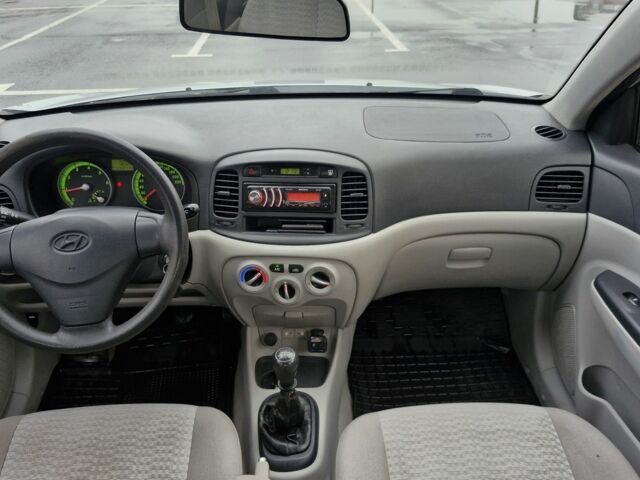 Серый Хендай Акцент, объемом двигателя 1.5 л и пробегом 268 тыс. км за 3400 $, фото 4 на Automoto.ua