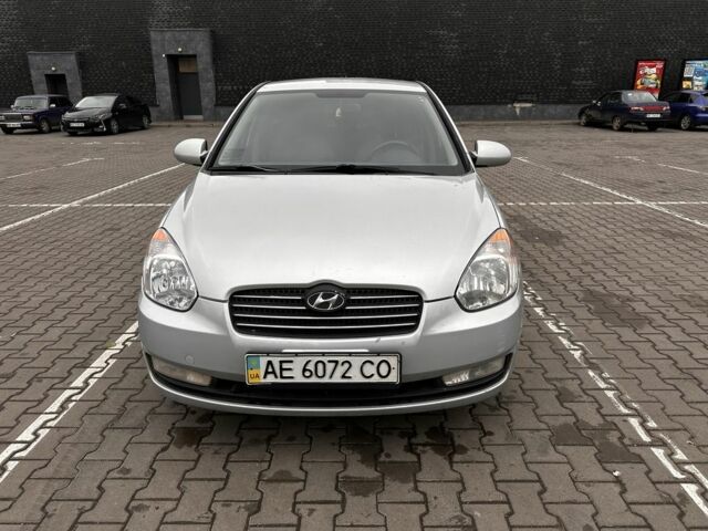 Серый Хендай Акцент, объемом двигателя 1.4 л и пробегом 327 тыс. км за 4500 $, фото 2 на Automoto.ua