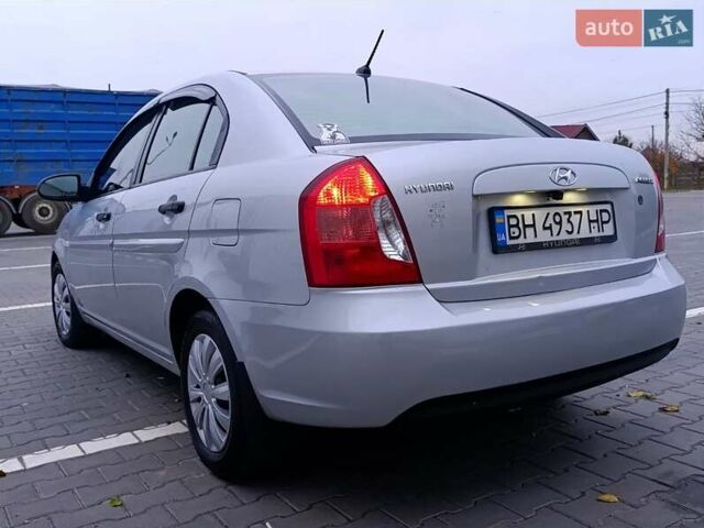 Серый Хендай Акцент, объемом двигателя 1.4 л и пробегом 186 тыс. км за 5000 $, фото 3 на Automoto.ua