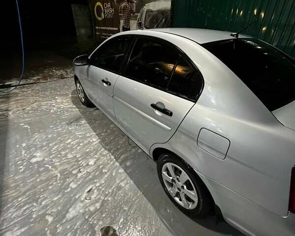 Серый Хендай Акцент, объемом двигателя 1.4 л и пробегом 140 тыс. км за 5199 $, фото 2 на Automoto.ua