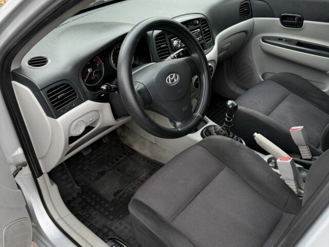 Серый Хендай Акцент, объемом двигателя 1.4 л и пробегом 200 тыс. км за 3500 $, фото 13 на Automoto.ua