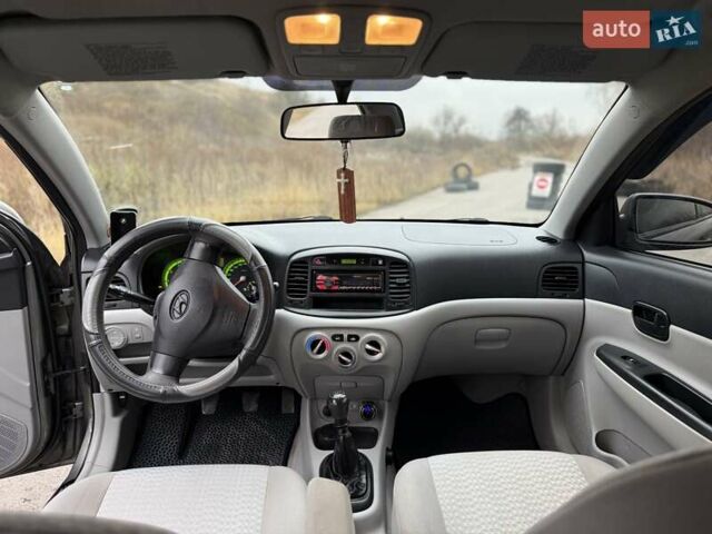 Серый Хендай Акцент, объемом двигателя 1.5 л и пробегом 251 тыс. км за 4500 $, фото 9 на Automoto.ua