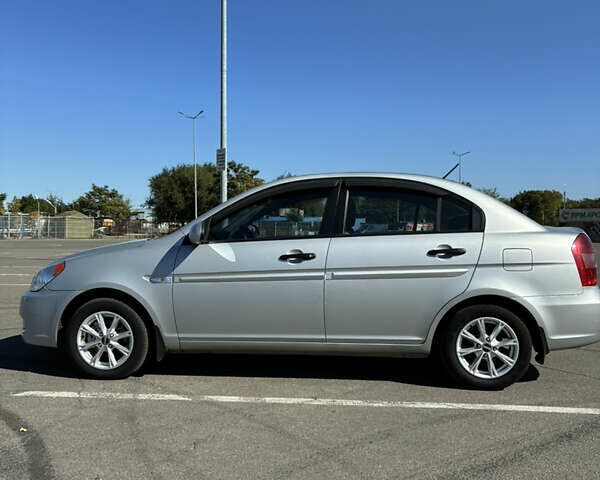 Серый Хендай Акцент, объемом двигателя 1.4 л и пробегом 160 тыс. км за 4000 $, фото 2 на Automoto.ua