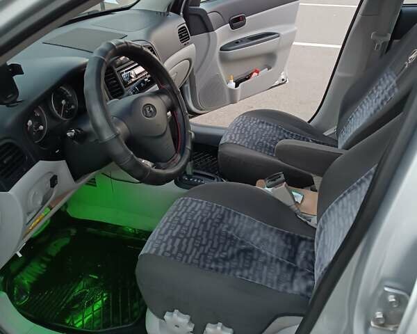 Сірий Хендай Акцент, об'ємом двигуна 1.4 л та пробігом 130 тис. км за 5100 $, фото 34 на Automoto.ua