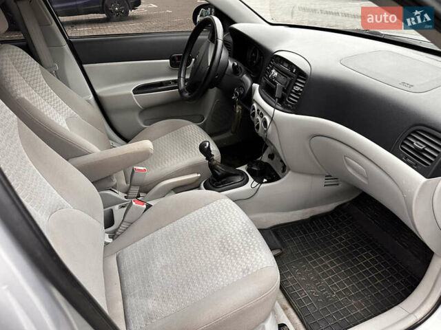 Серый Хендай Акцент, объемом двигателя 1.4 л и пробегом 327 тыс. км за 4500 $, фото 22 на Automoto.ua