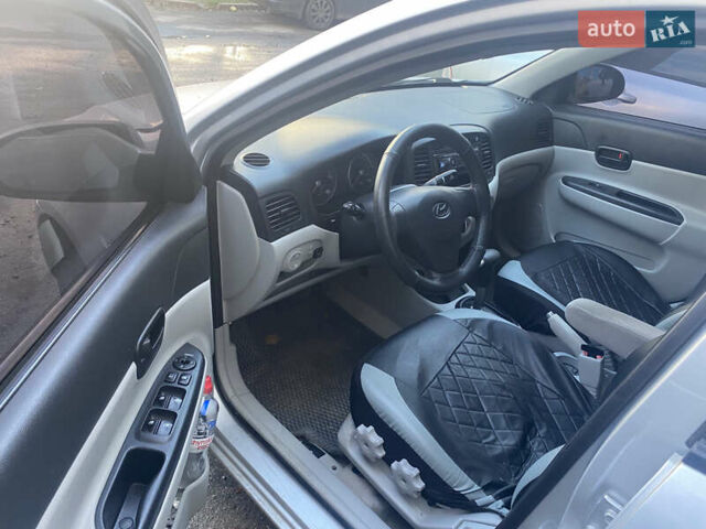 Серый Хендай Акцент, объемом двигателя 1.4 л и пробегом 153 тыс. км за 5300 $, фото 6 на Automoto.ua