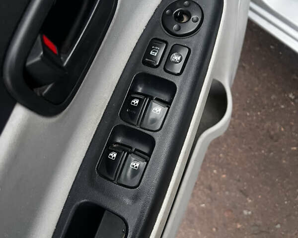 Серый Хендай Акцент, объемом двигателя 1.4 л и пробегом 220 тыс. км за 4500 $, фото 8 на Automoto.ua