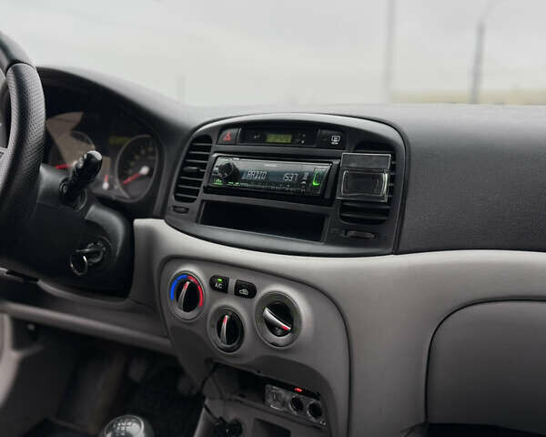 Сірий Хендай Акцент, об'ємом двигуна 1.4 л та пробігом 313 тис. км за 4150 $, фото 15 на Automoto.ua