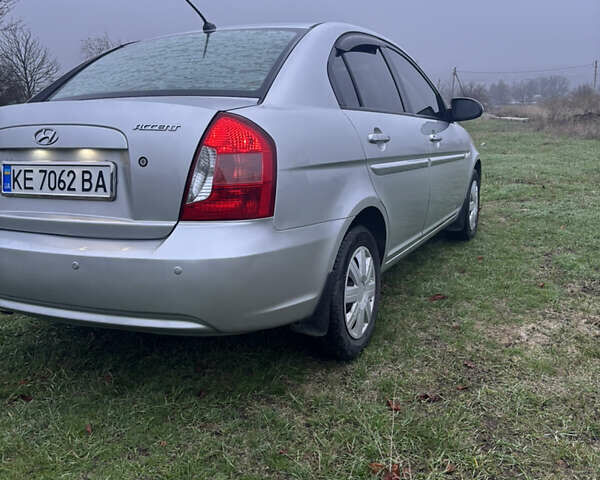 Серый Хендай Акцент, объемом двигателя 1.6 л и пробегом 251 тыс. км за 4799 $, фото 5 на Automoto.ua
