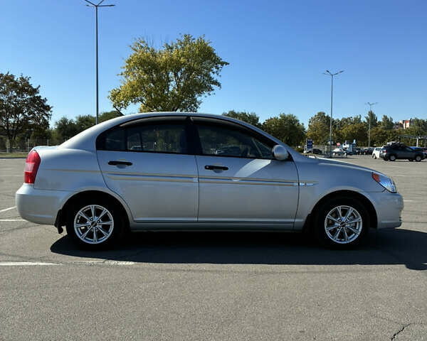 Серый Хендай Акцент, объемом двигателя 1.4 л и пробегом 160 тыс. км за 4000 $, фото 3 на Automoto.ua