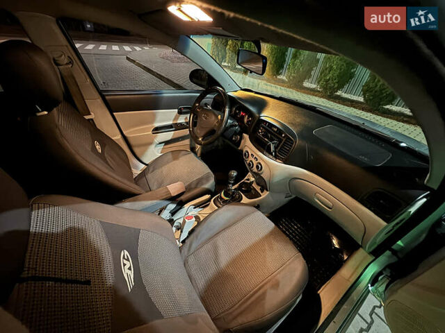 Серый Хендай Акцент, объемом двигателя 1.49 л и пробегом 250 тыс. км за 5300 $, фото 9 на Automoto.ua