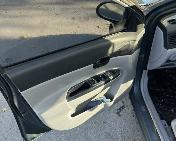 Серый Хендай Акцент, объемом двигателя 1.6 л и пробегом 308 тыс. км за 4600 $, фото 9 на Automoto.ua