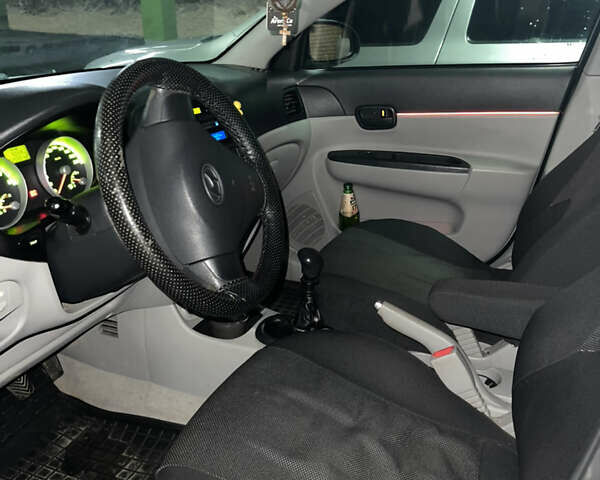 Серый Хендай Акцент, объемом двигателя 1.4 л и пробегом 260 тыс. км за 4500 $, фото 6 на Automoto.ua