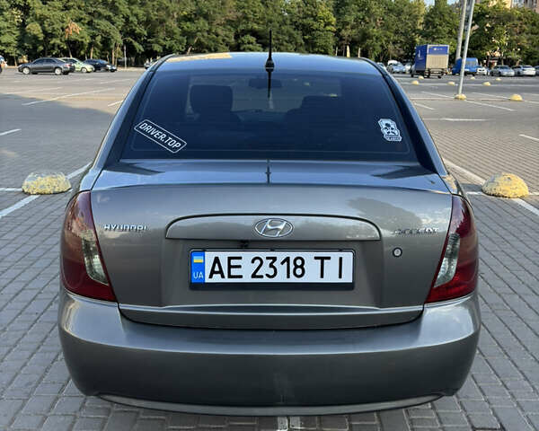 Серый Хендай Акцент, объемом двигателя 1.4 л и пробегом 135 тыс. км за 4800 $, фото 5 на Automoto.ua