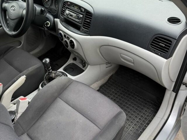 Серый Хендай Акцент, объемом двигателя 1.4 л и пробегом 200 тыс. км за 3500 $, фото 15 на Automoto.ua