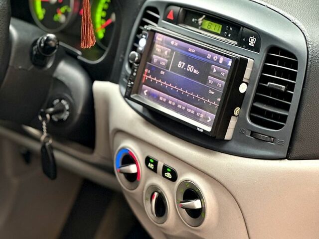 Серый Хендай Акцент, объемом двигателя 1.5 л и пробегом 189 тыс. км за 5500 $, фото 5 на Automoto.ua