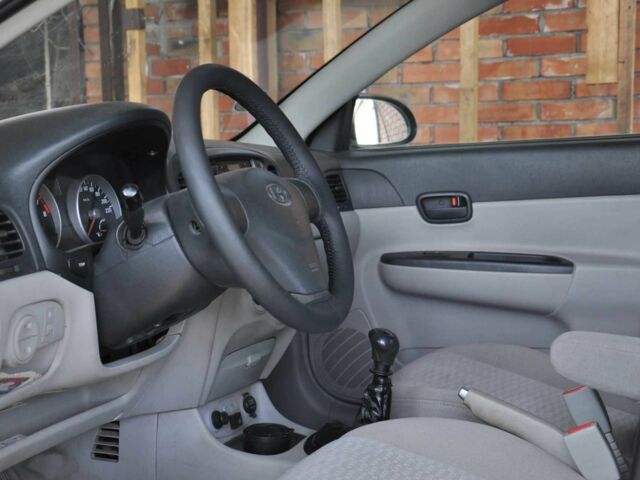 Серый Хендай Акцент, объемом двигателя 1.4 л и пробегом 158 тыс. км за 4200 $, фото 8 на Automoto.ua