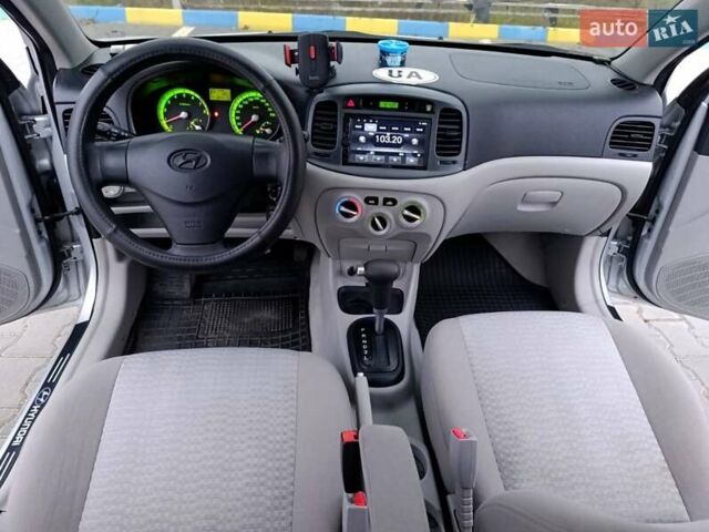 Серый Хендай Акцент, объемом двигателя 1.4 л и пробегом 186 тыс. км за 5000 $, фото 2 на Automoto.ua
