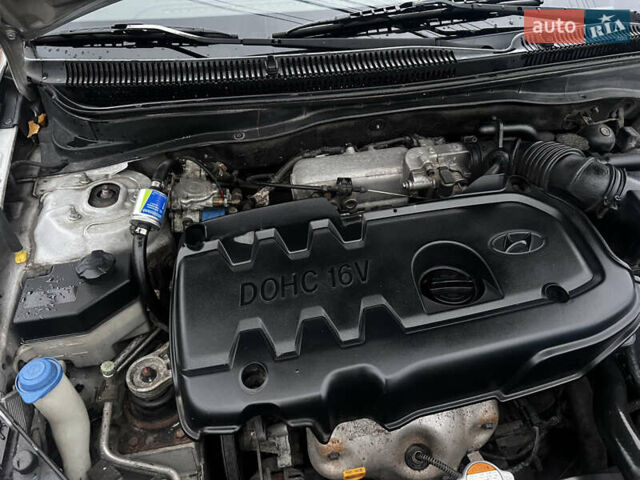 Серый Хендай Акцент, объемом двигателя 1.4 л и пробегом 220 тыс. км за 4500 $, фото 7 на Automoto.ua
