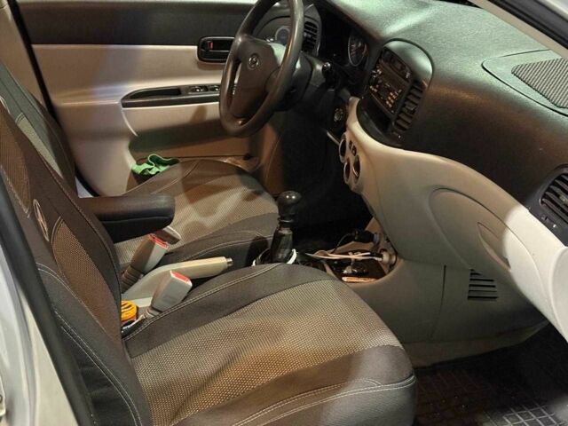 Серый Хендай Акцент, объемом двигателя 1.4 л и пробегом 203 тыс. км за 4990 $, фото 13 на Automoto.ua