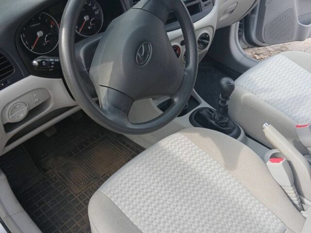 Сірий Хендай Акцент, об'ємом двигуна 1.4 л та пробігом 83 тис. км за 5999 $, фото 3 на Automoto.ua