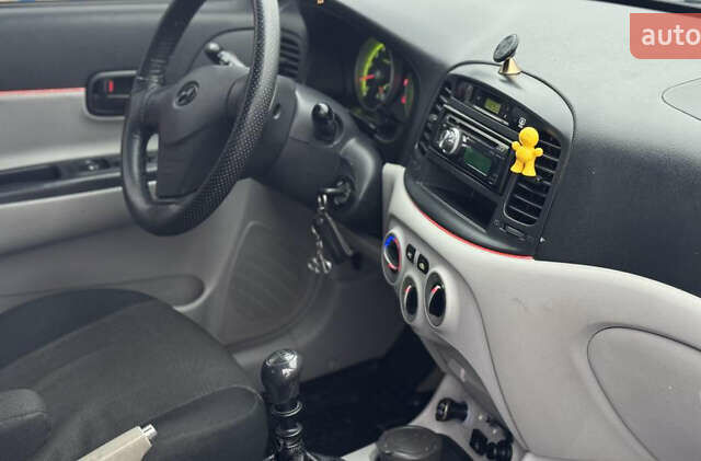 Серый Хендай Акцент, объемом двигателя 1.4 л и пробегом 260 тыс. км за 4500 $, фото 4 на Automoto.ua