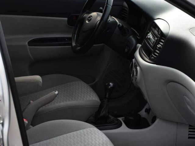 Серый Хендай Акцент, объемом двигателя 1.4 л и пробегом 327 тыс. км за 4999 $, фото 9 на Automoto.ua