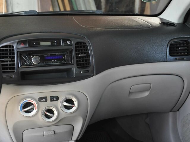 Серый Хендай Акцент, объемом двигателя 1.4 л и пробегом 158 тыс. км за 4200 $, фото 10 на Automoto.ua