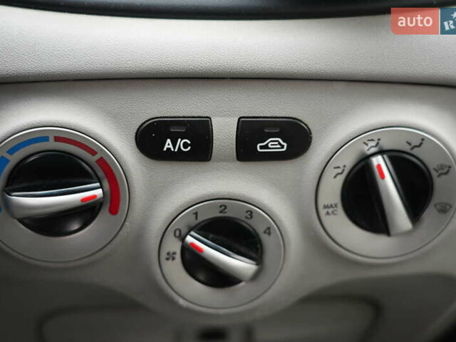 Серый Хендай Акцент, объемом двигателя 1.4 л и пробегом 300 тыс. км за 3312 $, фото 2 на Automoto.ua