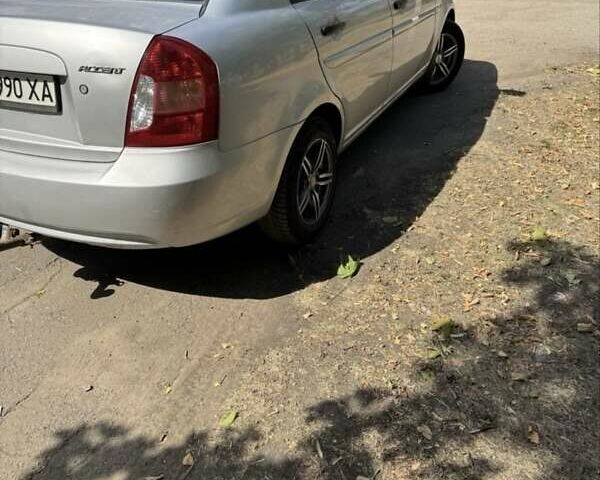 Серый Хендай Акцент, объемом двигателя 1.4 л и пробегом 450 тыс. км за 4800 $, фото 3 на Automoto.ua