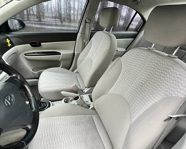 Серый Хендай Акцент, объемом двигателя 1.4 л и пробегом 271 тыс. км за 3400 $, фото 4 на Automoto.ua