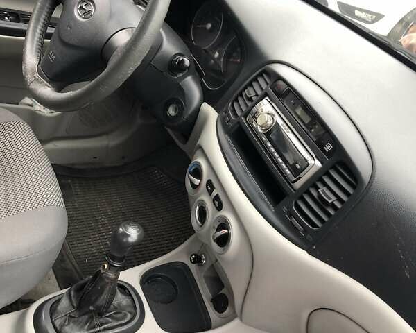 Сірий Хендай Акцент, об'ємом двигуна 1.4 л та пробігом 230 тис. км за 3700 $, фото 2 на Automoto.ua