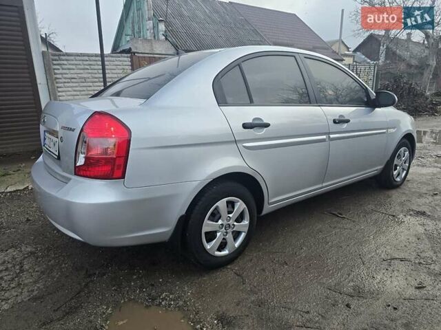 Серый Хендай Акцент, объемом двигателя 1.4 л и пробегом 82 тыс. км за 6600 $, фото 4 на Automoto.ua