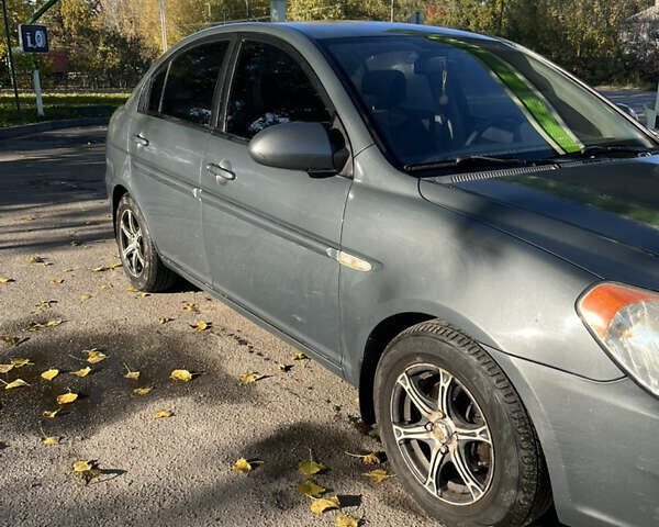 Серый Хендай Акцент, объемом двигателя 1.6 л и пробегом 308 тыс. км за 4600 $, фото 2 на Automoto.ua