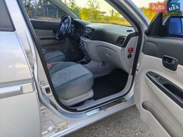 Серый Хендай Акцент, объемом двигателя 1.4 л и пробегом 275 тыс. км за 4700 $, фото 11 на Automoto.ua