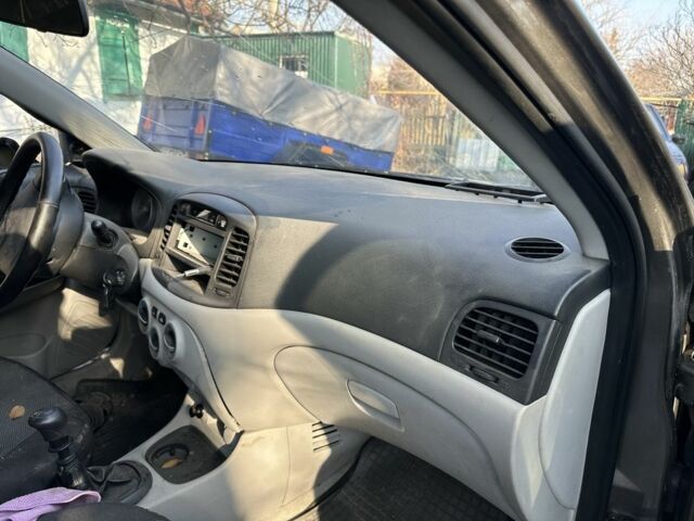 Серый Хендай Акцент, объемом двигателя 1.4 л и пробегом 180 тыс. км за 1200 $, фото 5 на Automoto.ua