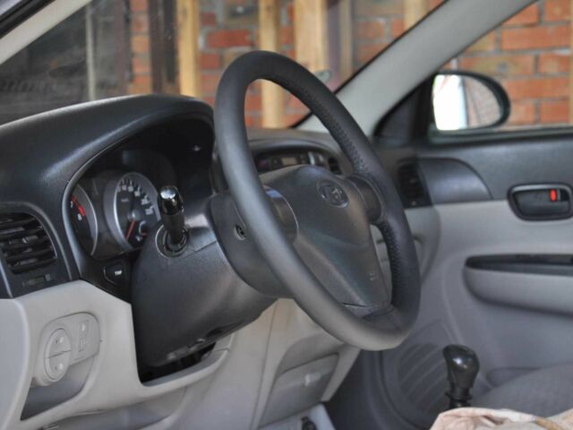 Серый Хендай Акцент, объемом двигателя 1.4 л и пробегом 158 тыс. км за 4200 $, фото 11 на Automoto.ua