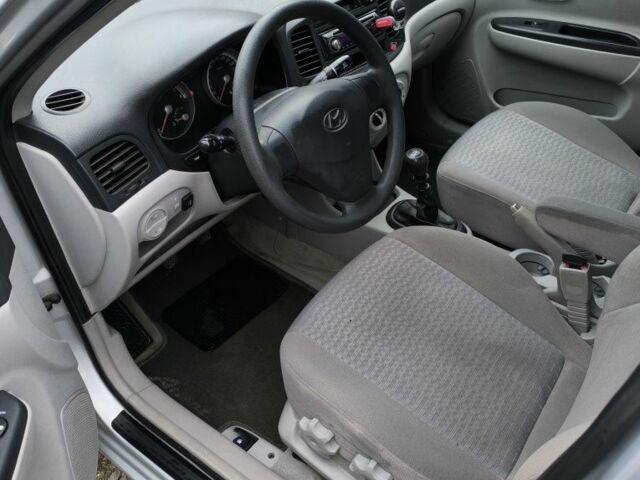 Серый Хендай Акцент, объемом двигателя 1.4 л и пробегом 120 тыс. км за 3600 $, фото 6 на Automoto.ua