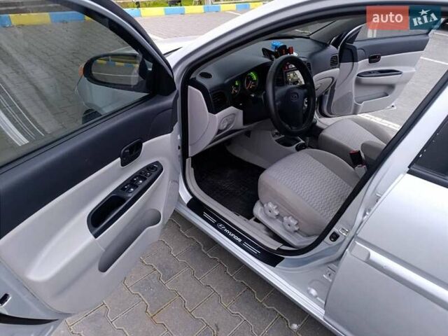 Серый Хендай Акцент, объемом двигателя 1.4 л и пробегом 186 тыс. км за 5000 $, фото 4 на Automoto.ua