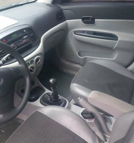 Серый Хендай Акцент, объемом двигателя 1.49 л и пробегом 190 тыс. км за 4800 $, фото 5 на Automoto.ua