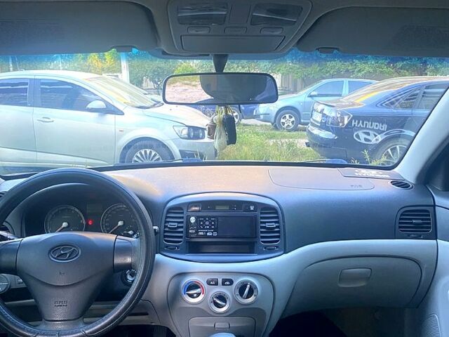 Серый Хендай Акцент, объемом двигателя 1.4 л и пробегом 230 тыс. км за 4800 $, фото 3 на Automoto.ua